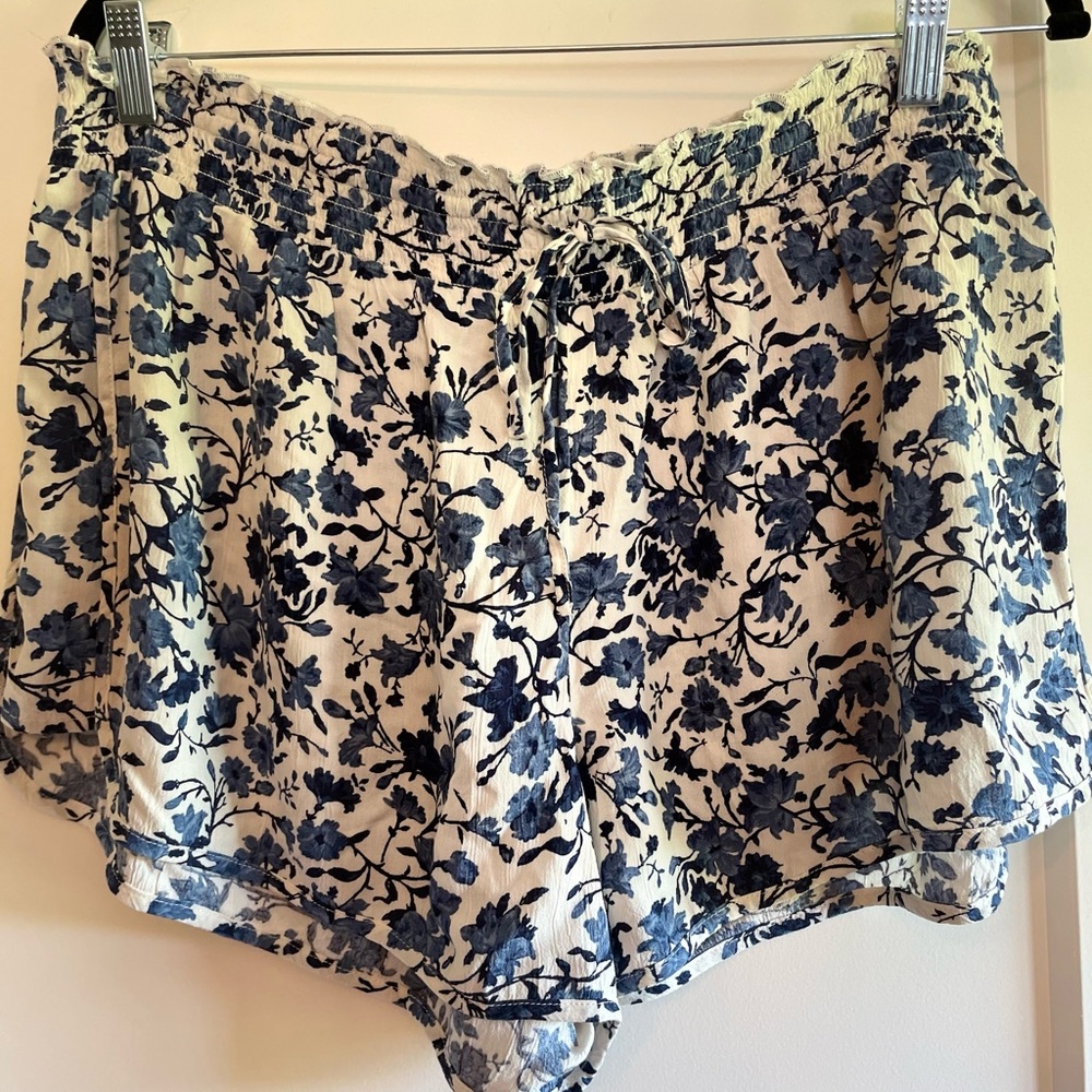 NEW American Eagle woman’s shorts XL discount on item and shipping!